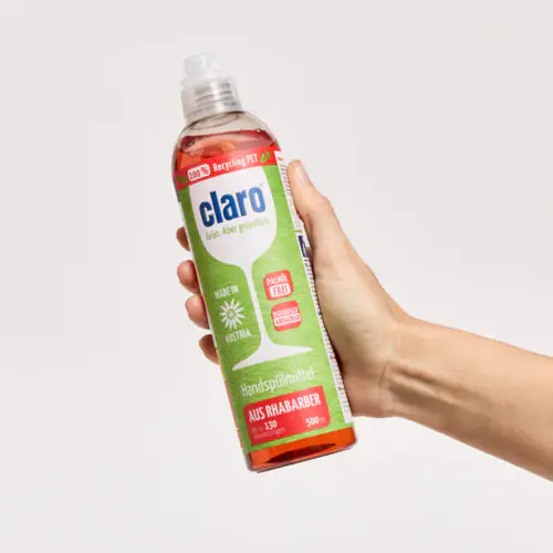Flasche claro Handspülmittel Rhabarber mit roter Flüssigkeit, grünem Etikett und Aufschrift „Palmölfrei, biologisch abbaubar, bis zu 130 Anwendungen“