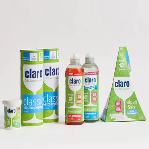 Set aus claro Handgeschirrspülmittel, 2x claro Classic Pulver (50 Waschgänge), claro Alpensalz und claro Maschinenpfleger, nebeneinander platziert, auf weißem Hintergrund