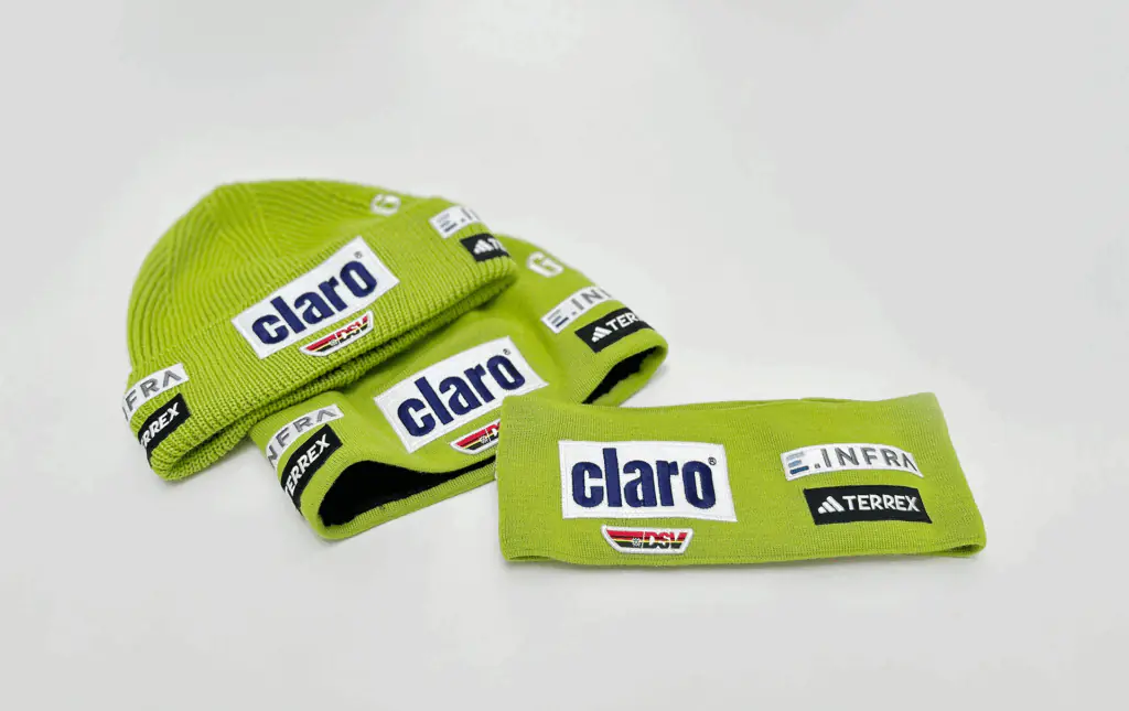 Auf dem Foto sind zwei grüne claro Beanies zu sehen und das grüne claro Stirnband.